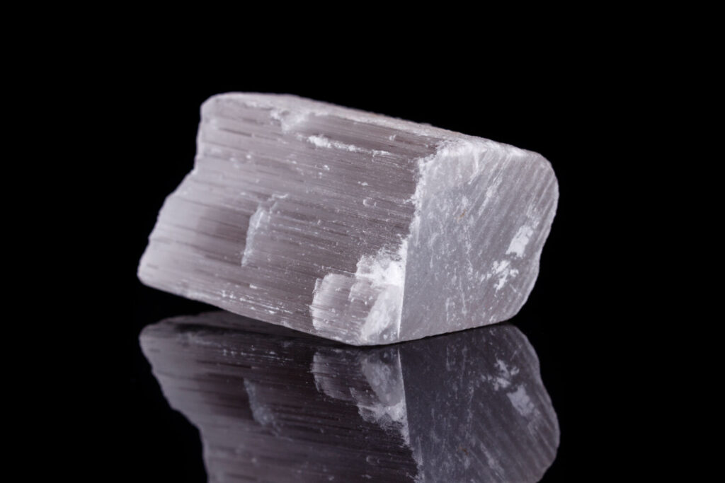 セレナイトのイメージ写真です / Macro mineral stone Selenite on black background close up