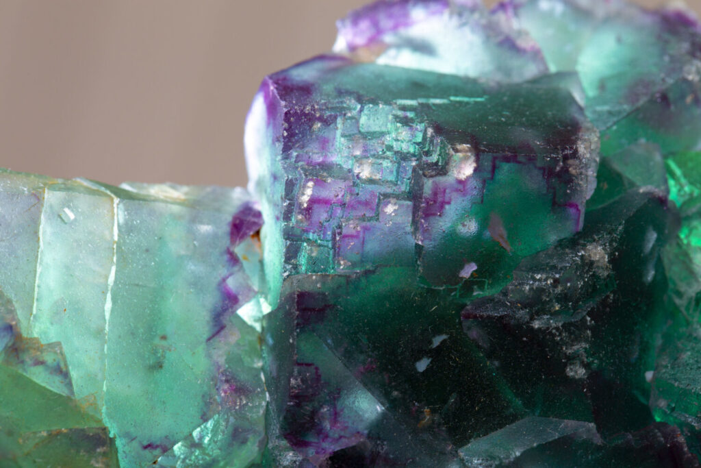 フローライトのイメージ写真です / Macro mineral stone Fluorite crystal on a black background close-up