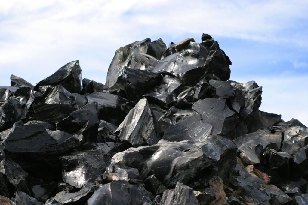 オブシディアンのイメージ写真です / This pile of large chunks of obsidian is part of the obsidian flow at the Newberry Caldera in central Oregon.