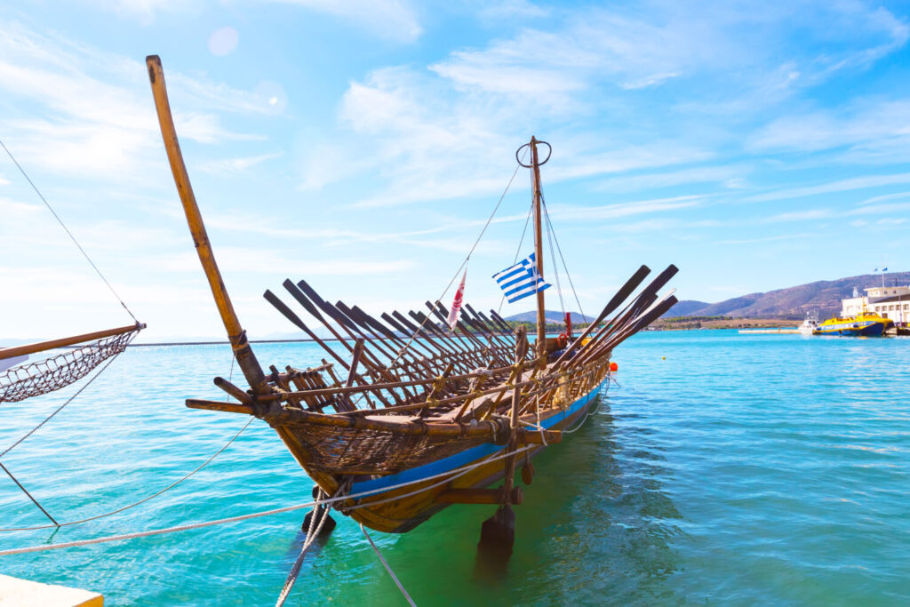 アルゴ船のイメージ写真です / Argo legendary ship copy in port Volos, Greece. Greek mythology Argonauts sailed Argo to retrieve the Golden Fleece